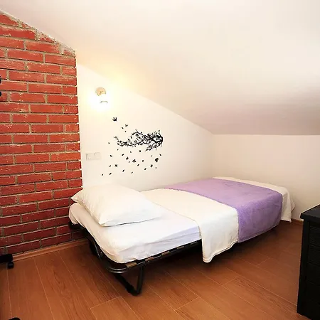 Center アパート ザダル